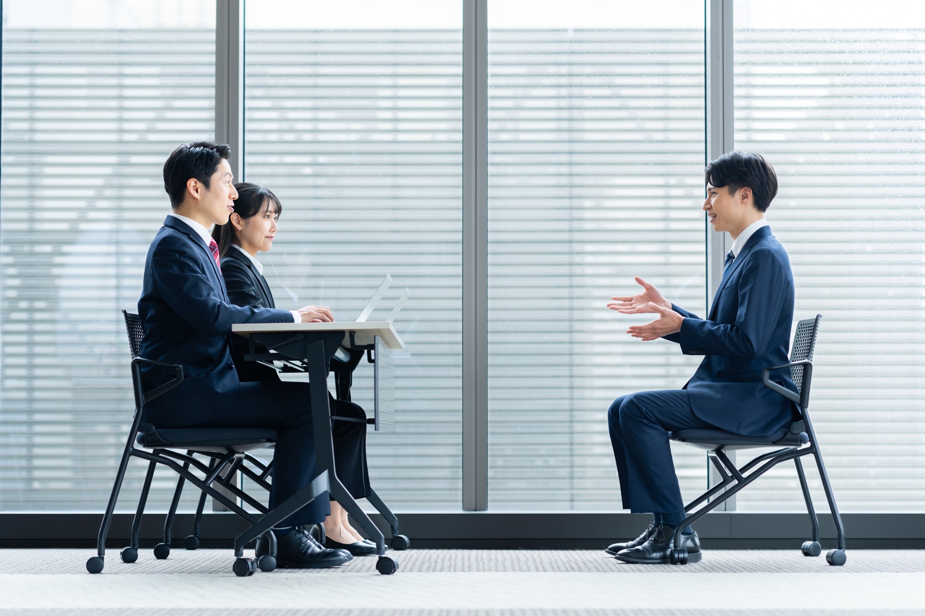 面接で姿勢よく受け答えするビジネスパーソン